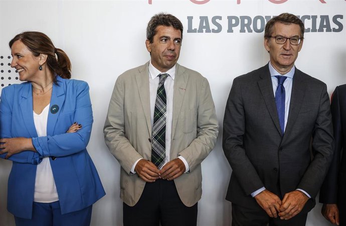 (I-D) La síndica del PP en Les Corts, María José Catalá; el presidente del PP en la Comunidad Valenciana, Carlos Mazón y el presidente del Partido Popular, Alberto Núñez Feijóo, posan durante el encuentro sobre Los Retos del Futuro del diario 'Las Provi