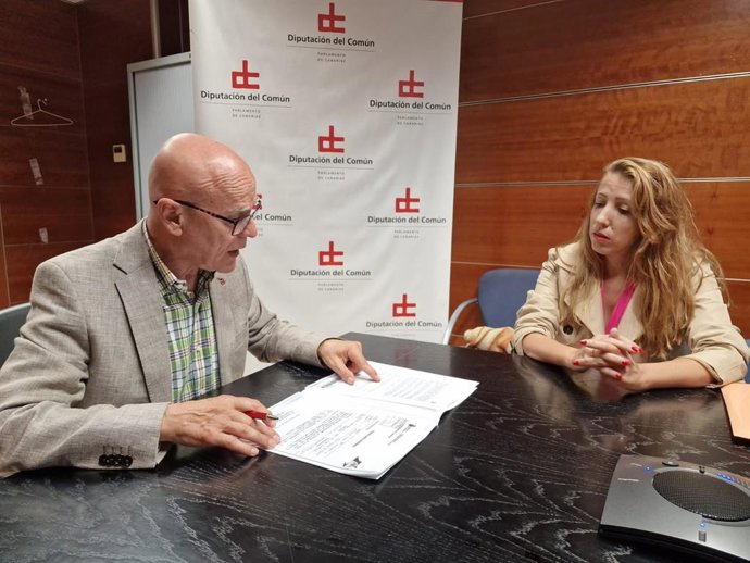 El Diputado del Común, Rafael Yanes, se ha reunido con Lorena Labrador, la madre de un menor con Trastorno del Espectro Autista (TEA) que está teniendo problemas de escolarización en el sur de Tenerife