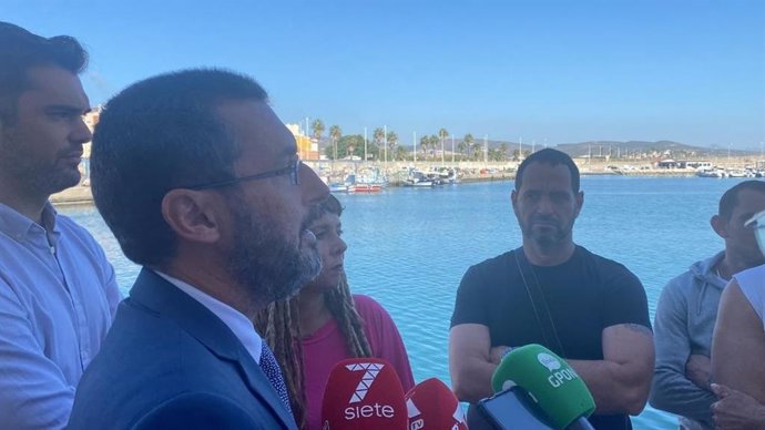 El alcalde atiende a los periodistas tras reunirse con el sector pesquero.