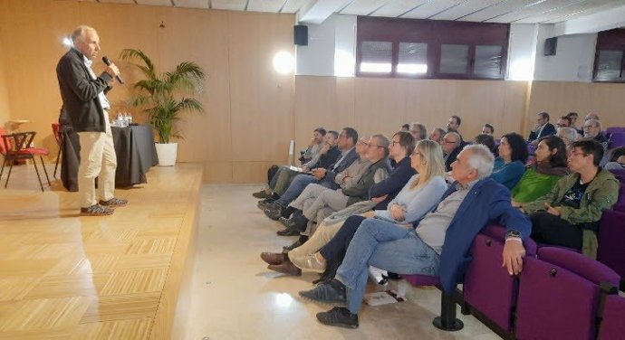 Reunión para explicar a los ayuntamientos y entes comarcales el proceso de creación del Parc Natural de les Muntanyes de Prades (Lleida)