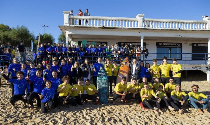 La consejera de Empleo, Eugenia Gómez de Diego, y la alcaldesa de Santander, Gema Igual, asisten a la clase de surf de los participantes en el 'European Youth Event Santander' en la playa de El Sardinero