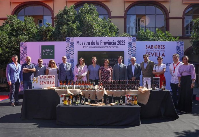 La diputada de Presidencia, Hacienda y Concertación, Trinidad Argota, acompañada por la vicepresidenta de Prodetur, Manuela Cabello, ha visitado las instalaciones de la Feria acompañada de representantes empresariales.