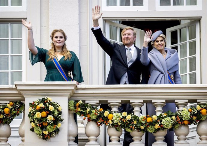 La princesa Amalia, el rey Guillermo Alejandro y la reina Máxima de Países Bajos.