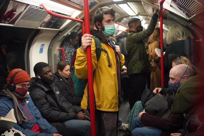 Archivo - 24 February 2022, United Kingdom, London: Commuters take the underground in west London after all coronavirus laws in England including the legal requirement for people who test positive to isolate come to an end. Photo: Victoria Jones/PA Wire