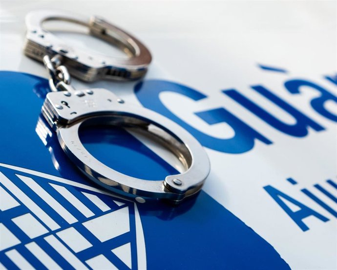 Archivo - Imagen de archivo de unas manillas de la Guardia Urbana de Barcelona