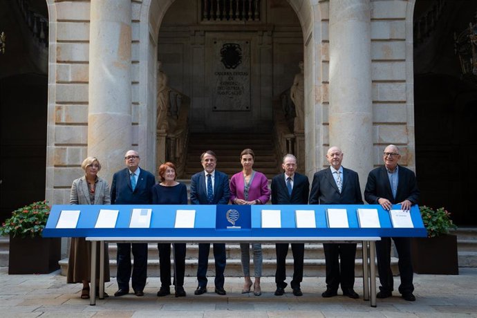 Belén López (I1), Pere Gimferrer (I2), Rosa Regs (I3), José Creuheras (I4), Carmen Posadas (I5), José Manuel Blecua (I6), Juan Eslava Galán (I7) y Fernando Delgado (I8) presentan los manuscritos de los finalistas a los Premios Planeta 2022 en Barcelona.