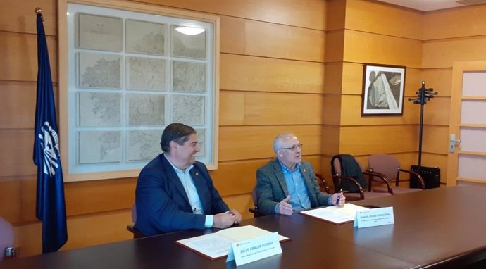 El rector de la UDC, Julio Abalde, y el presidente de la Asociación de Ayuntamientos del Camino Inglés, Manuel Mirás