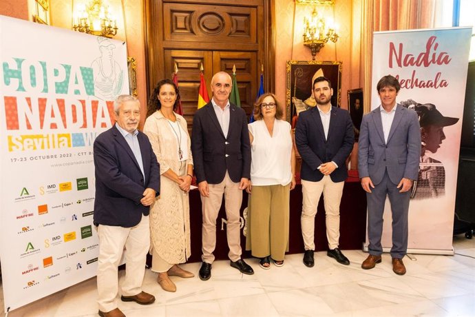 El alcalde de Sevilla, Antonio Muñoz, en el centro de la imagen, ha presentado la Copa Nadia Mechaala en el Ayuntamiento hispalense.