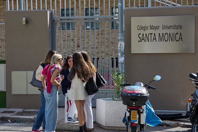 Varias alumnas en la entrada del Colegio Mayor Santa Mónica,