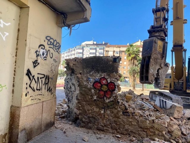 Imagen del derribo del conocido como 'muro de la vergüenza' del barrio de Orriols, en València.