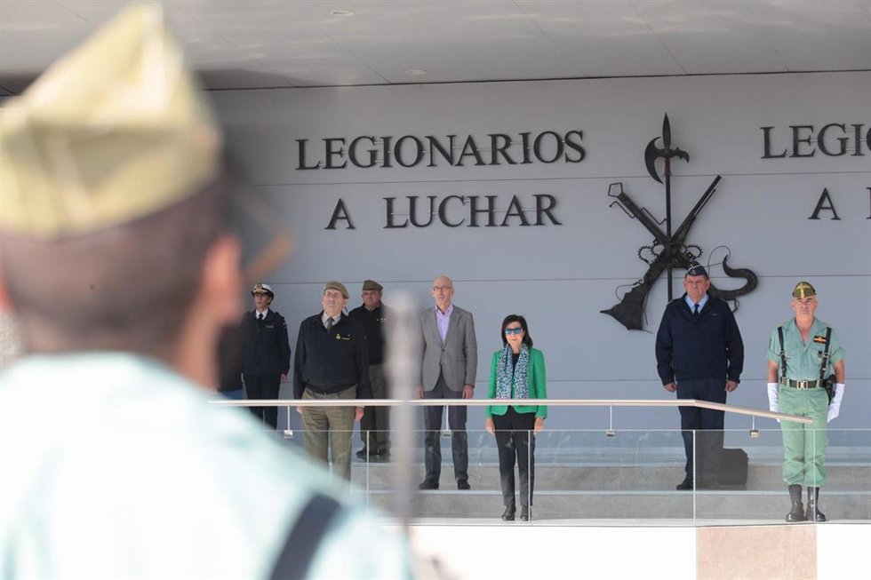 Margarita Robles preside el acto a los caídos en la base de la Legión en Viator (Almería)