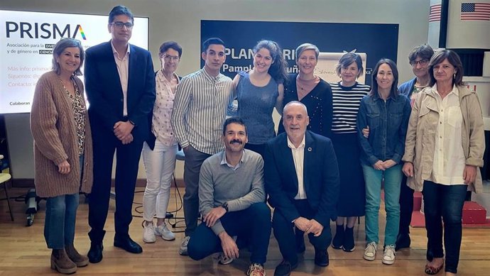 El consejero Cigudosa, junto a representantes de la asociación Prisma, durante la jornada celebrada en el Planetario.