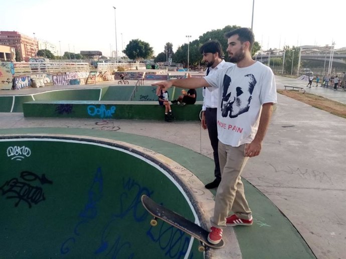 El candidato de IU a la Alcaldía de Sevilla, Ismael Sánchez, primero por la izquierda, en el skate park de Plaza de Armas.