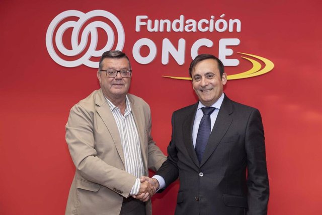 José Luis Martínez Donoso, director general de Fundación ONCE, y Eduardo Pastor Fernández, presidente de Fundación Cofares.