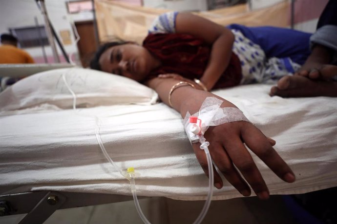 04 October 2022, Bangladesh, Dhaka: A patient infected with Dengue fever is treated in a special area at a local hospital. The number of dengue patients continues to rise in Dhaka and elsewhere in Bangladesh. 