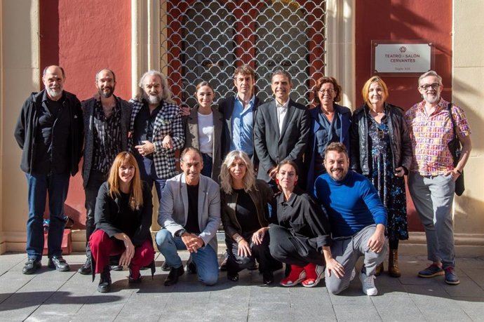 El alcalde de Alcalá, Javier Rodríguez Palacios, y la concejala de Cultura, María Aranguren, acompañados de gran parte del elenco, presentaron la nueva edición del Don Juan en Alcalá.