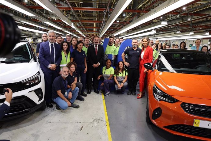 La ministra de Industria, Comercio y Turismo, Reyes Maroto, y el presidente de Aragón, Javier Lambán, posan con los trabajadores en su visita a la planta de Stellantis en Figueruelas (Zaragoza).