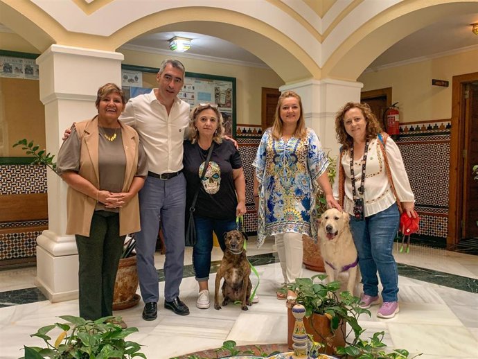El alcalde de Benalmádena (Málaga), Víctor Navas; y la concejala de Bienestar Social, Alicia Laddaga, informan de que los propietarios de perros de compañía ya pueden acceder a los edificios municipales con sus mascotas