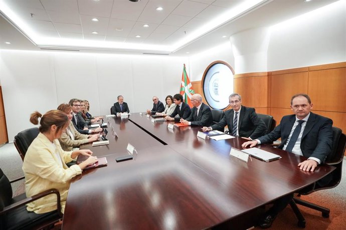 El consejero de Hacienda y Economía del Gobierno Vasco, Pedro Azpiazu, preside la reunión del CVFP
