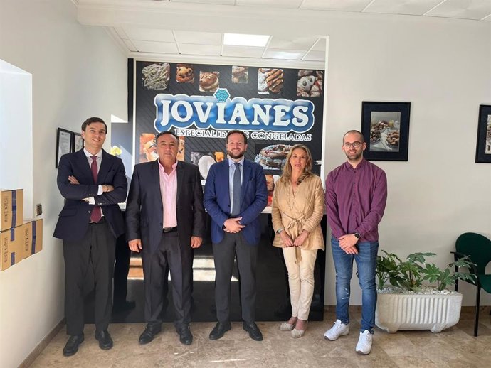 Agustín López (centro), con responsables de Los Jovianes, en sus instalaciones de Iznájar.