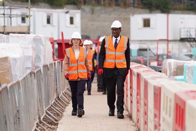 04 October 2022, United Kingdom, Birmingham: UK Prime Minister Liz Truss (L)and Chancellor of the Exchequer Kwasi Kwarteng visit a construction site for a medical innovation campus in Birmingham, on day three of the Conservative Party annual conference