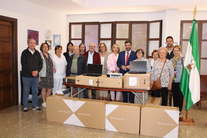 Junta destina 240.000 euros a la renovación tecnológica de los centros de participación activa de la provincia