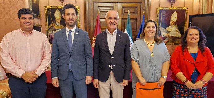 El alcalde de Sevilla, Antonio Muñoz, en la firma del convenio de colaboración entre el Ayuntamiento y la Escuela Superior de Hostelería de Sevilla para sumar a ésta a la Red Sevilla Sin Gluten.