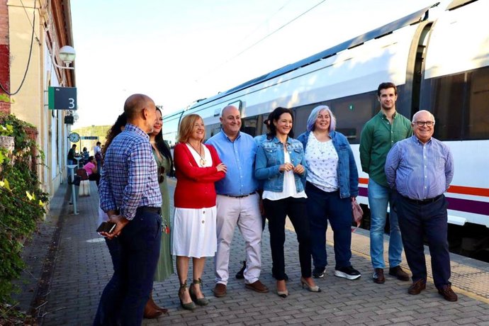 Crespín (centro), junto a cargos públicos y orgánicos del PSOE en la Estación de Palma del Río.