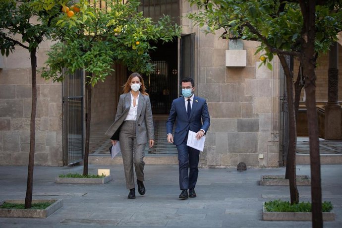 Archivo - El president de la Generalitat, Pere Aragons (d), y la presidenta del grupo parlamentario de En Comú Podem, Jéssica Albiach (i). Foto de archivo.