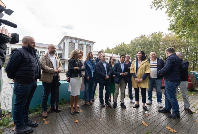 La secretaria general del PPdeG, Paula Prado, y el portavoz municipal y candidato a la Alcaldía de Ferrol, José Manuel Rey Varela, frente a la estación de tren de Ferrol.