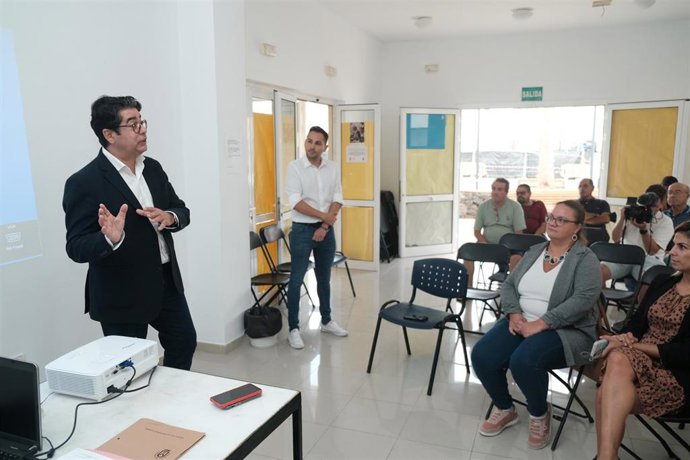 El presidente del Cabildo de Tenerife, Pedro Martín, se ha reunido con los vecinos y vecinas de Las Eras