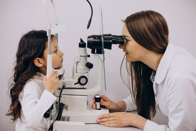 Archivo - Revisión oftalmológica infantil.