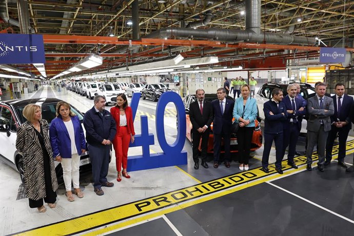 La ministra de Industria, Comercio y Turismo, Reyes Maroto (4i) en su visita a la planta de Stellantis en Zaragoza.