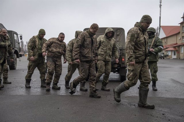 Archivo - Soldados del ejército ucraniano que se rindieron voluntariamente son vistos en Lugansk, República Popular de Luhansk.