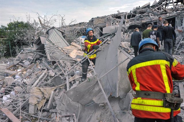 Servicios de emergencia entre los restos de un edificio destruido por un ataque ruso