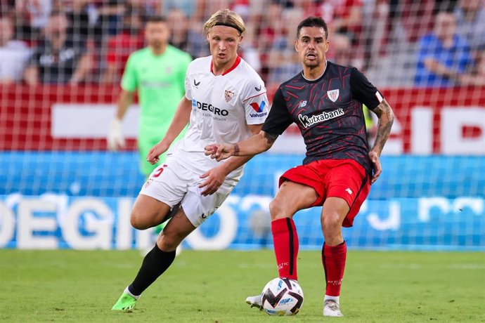 Kasper Dolberg pugna un balón con Dani García durante el Sevilla-Athletic de LaLiga Santander 2022-2023