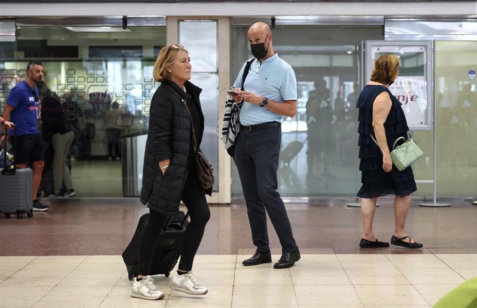 Un hombre con mascarilla dentro de la estación de tren de Chamartín, a 20 de septiembre de 2022, en Madrid (España). El sector del transporte público, representado por la Asociación de Transportes Públicos Urbanos y Metropolitanos (ATUC), ha solicitado 