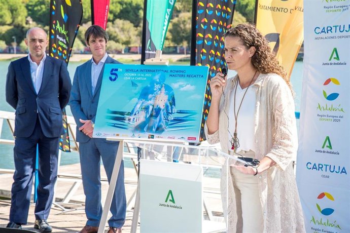 La directora general de Eventos e Instalaciones deportivas de la Junta, Isabel Sánchez; el delegado municipal de Transición Ecológica y Deportes, David Guevara, y el presidente de la FAR, Miguel Ángel Millán.