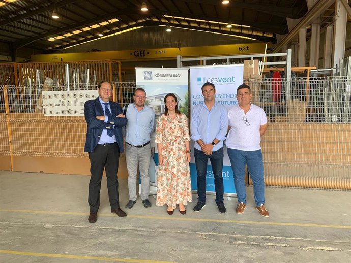 La delegada de Fomento, Vivienda y Articulación del Territorio de la Junta de Andalucía, Cristina Casanueva, visita las instalaciones de la unidad de fabricación de ventanas de la empresa MTM Windows.