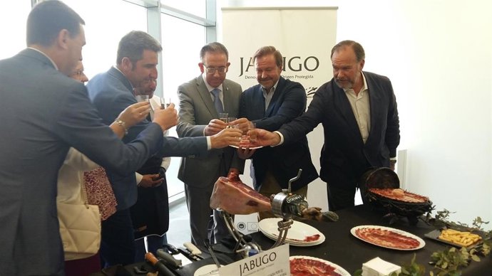 Autoridades brindan en la inauguración de la feria.