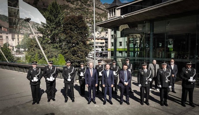 Foto de familia de Rossell y Espot con los agentes homenajeados y los directores de la prisión