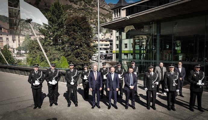 Foto de família de Rossell i Espot amb els agents homenatjats i els directors de la presó