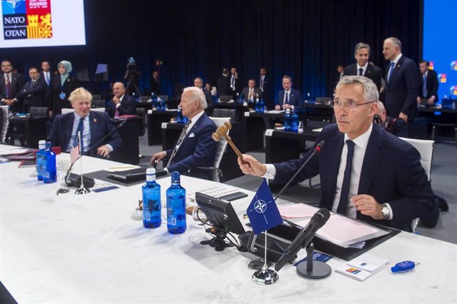 Archivo - Jens Stoltenberg, Joe Biden y Boris Johnson en la cumbre de líderes de la OTAN en Madrid