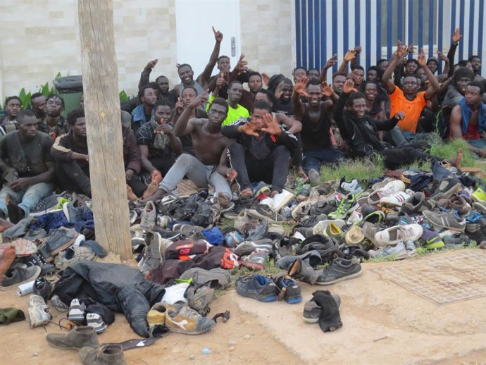 Archivo - Un grupo de migrantes de origen subsahariano