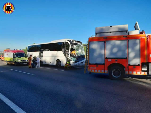 Un total de 16 heridos leves en un accidente entre un autobús y un camión en la A-7