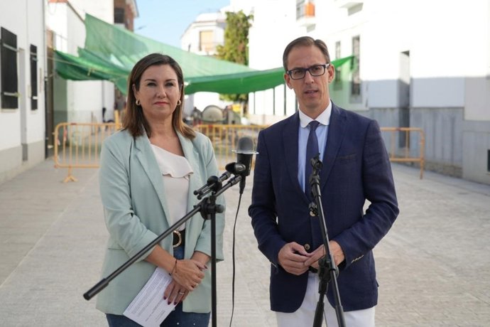La delegada de Justicia, Administración Local y Función Pública de la Junta, Raquel López, junto al alcalde de Pozoblanco, Santiago Cabello.