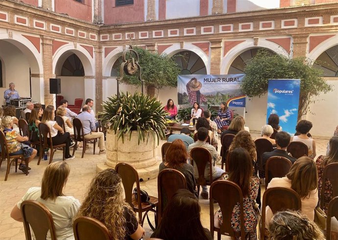 El PP de Palma del Río (Córdoba) organiza el foro 'Presente y futuro de la mujer en el entorno rural', con Loles López y Araceli Cabello.