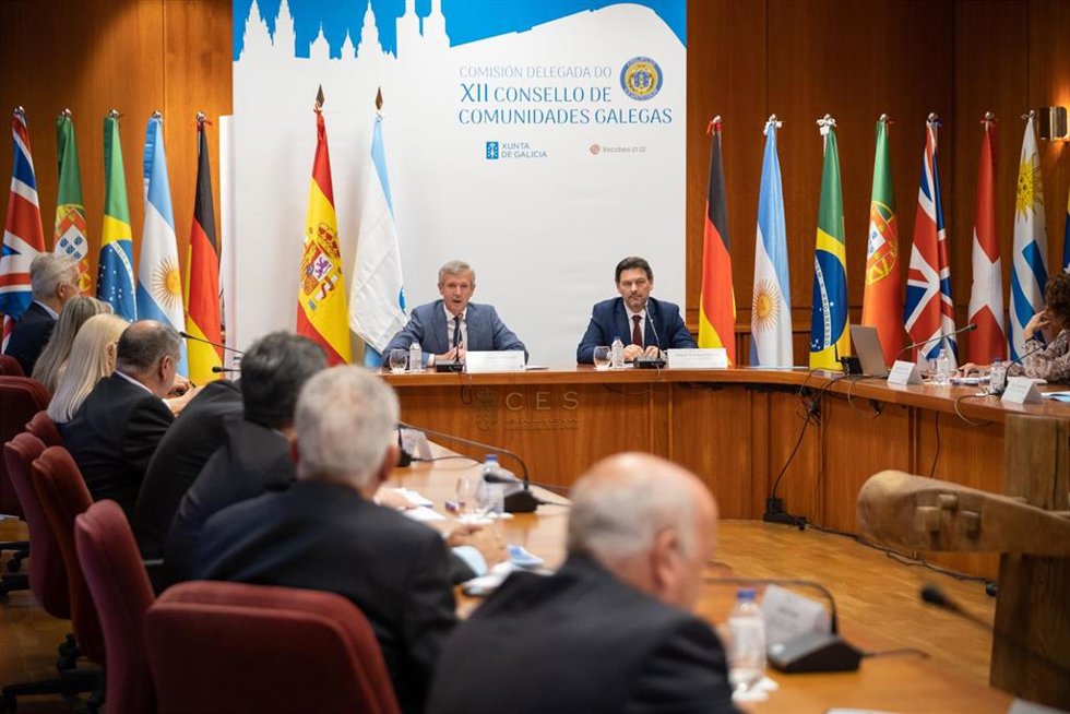 Archivo - El presidente de la Xunta, Alfonso Rueda, acompañado por el secretario xeral da Emigración, Antonio Rodríguez Miranda, participa en la reunión de la Comisión Delegada do Consello de Comunidades Galegas. Pazo de Amarante. Foto de archivo.