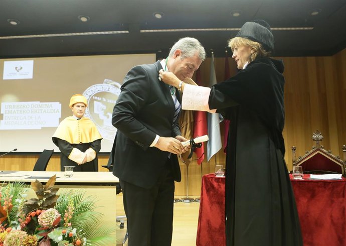 La rectora de la UPV/EHU, Eva Ferreira, impone la Medalla de Oro al diputado general de Gipuzkoa, Markel Olano