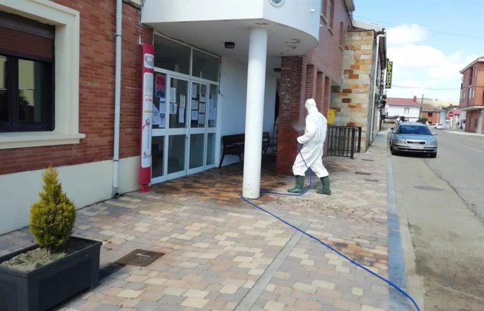 Labores de desinfección en una residencia de mayores en la primera etapa de la pandemia del COVID-19.